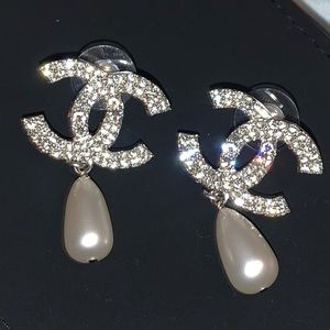 Chanel classic CC PEARL DROP EARRINGS in silver